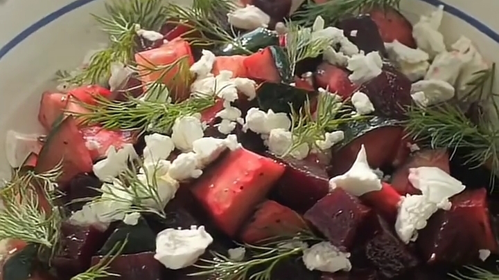 Лёгкий свекольный САЛАТ...🥗😋    Рецепт в описании ✍️