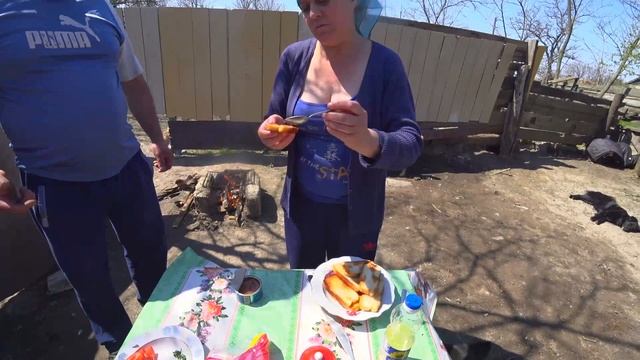 Жизнь в деревне. Бутерброды с икрой минтая, помидорами и зеленью.