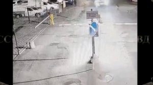 ‼️На платной парковке водитель каршеринга хотел проехать без оплаты, дорогу ему преградил охранник‼️