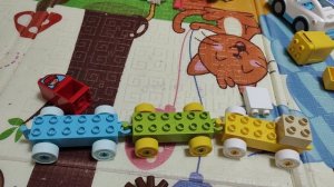 строим паровозик из кубиков лего дупло