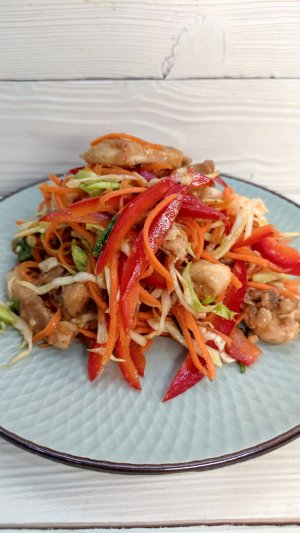 Тёплый салат в Азиатском стиле. Салат с курицей и овощами. Рецепт салата. #shorts