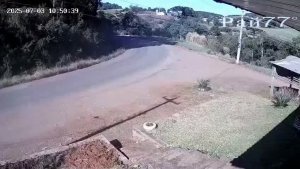 Молоковоз не вписался в поворот