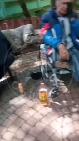 Дружинники Русской Общины разогнали алкоголиков, которые облюбовали сквер для своих попоек
