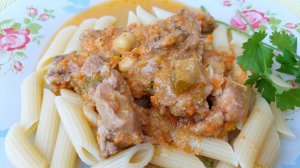 Свинина тушеная с ароматными овощами и нутом, в соусе.