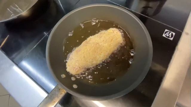 Кордон блю из куриного филе с ветчиной и сыром!  Очень вкусное простое блюдо! Рецепт.