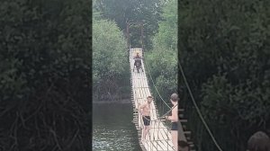 отец-каскадер едет на мопеде через подвесной советский мост
