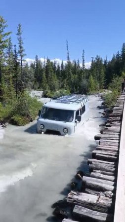 Подготовленный УАЗ форсирует горную реку: драйв и экстрим на Алтае 🚙🌊