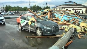 Сильный ветер сорвал крышу кафе и она раздавила 8 автомобилей, ехавших по дороге