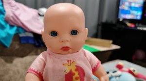 играем и укачиваем игрушечного пупсика спать