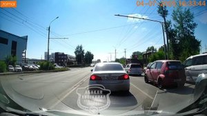 Выбросили мусор из окна машины