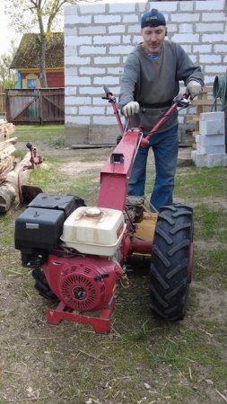 С мотоблоком МТЗ 09Н, агрегатированным фрезой культиватором прусь с горы.