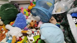 играем в игрушки в детской комнате