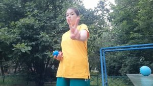 Самый простой трюк с двумя мячами в жонглирование. Выучит за 2 минуты даже ребёнок