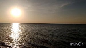 Теперь мы живём рядом с морем🌊 
Купаются в море на закате🌅