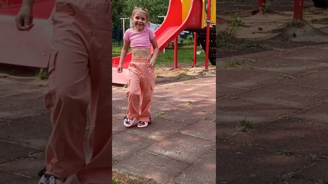 Катаемся на велосипедах,гуляем