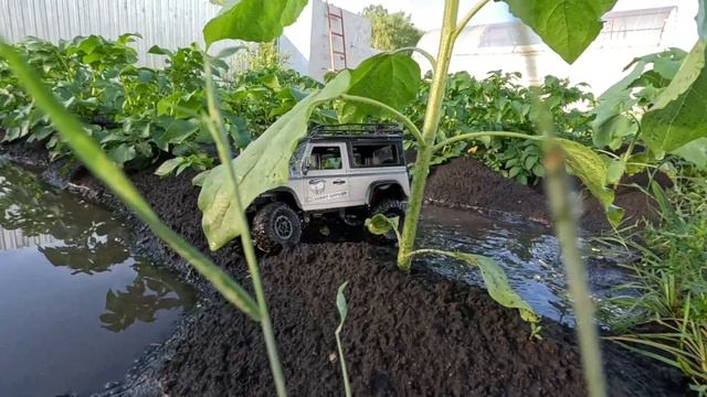 Джип Дефендер на радиоуправлении заблудился на бездорожье и попал в аварию смотреть онлайн