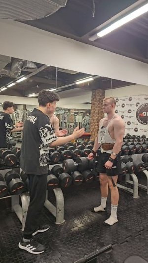 Новичок пытается давать советы опытному качку