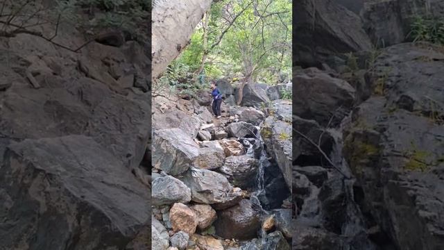 Туристы спускаются с верхнего водопада Иту-Кая: приключения и красота Алтая 💦🏔️
