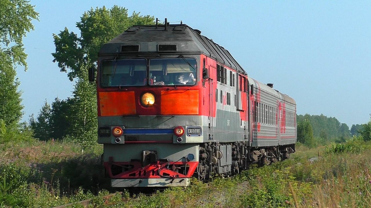 "Гость из Серова". ТЭП70-0181 с пригородным поездом Предтурье - Алапаевск с приветливой бригадой