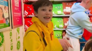 Мисс Кэйти и Мистер Макс (Miss Katy) Прятки в огромном магазине сладостей