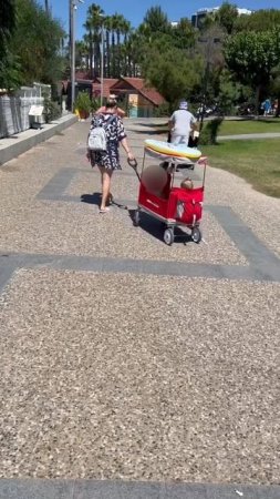 Удобная приблуда для отдыха с маленькими детьми.