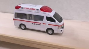 Мультики для малышей. Яркие машинки скорой помощи. Перевозка автомобилей с помощью прицепов - Мульти