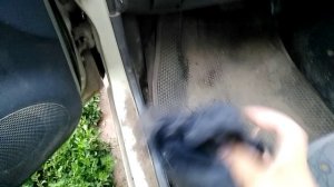 не открывается капот