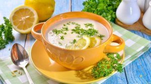 Греческий суп Авголемоно с пастой орзо и курицей
