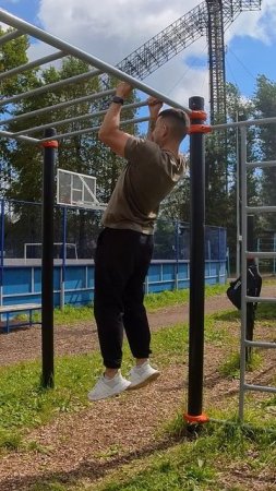 Обратным хватом