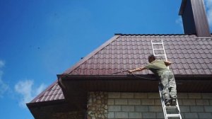 Чистка и покраска крыш домов.