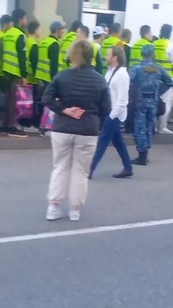 Новая мера МВД против побега мигрантов, ожидающих депортации - жилетки с надписью.