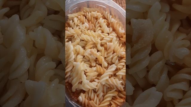 Обед холостяка. Паста балоньезе из магазина.