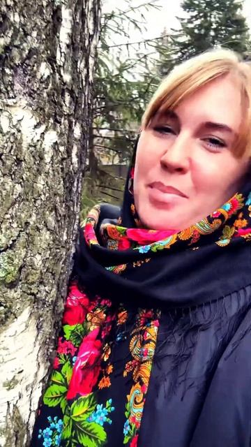 Воображаю в новом Павлово-Посадском платке «Летние сумерки» смотреть онлайн