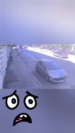 мамаша с ребёнком, спешно покинули место происшествия