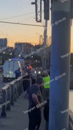 Пожилой мужчина хотел спрыгнуть с Чернавского моста в Воронеже. Спасателям удалось отговорить его.