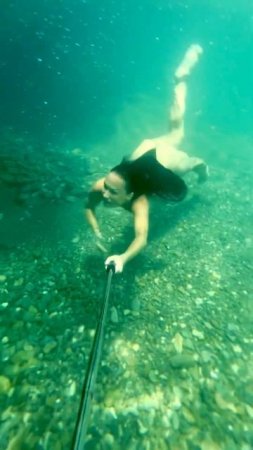 Купальщица плавает под водой
