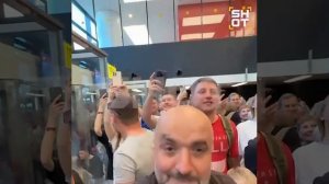 Вот такая обстановка была в Шереметьево на днях. Кто-то бы вопил, ныл и стонал. Но НАШИ пели.