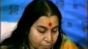 Йоги декламируют 108 имен в присутствии Матери.