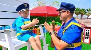 Рома и Диана Конкурс ВОДНЫХ ШАРОВ и другие веселые приключения в бассейне с Ромой, Дианой и Оливером