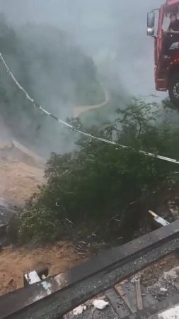 В Китае обрушился мост, водитель чудом не провалился в пропасть 🫣👀