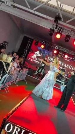 Анна Калашникова в очень красивом цветочном платье  на фестивале ORLOWFASHION  Как вам образ?