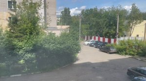 Солнечные лучи покрывают почти весь двор