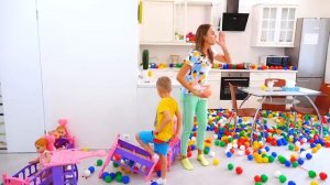 ВЛАД И НИКИ - Влад и Никита играют с цветными шариками