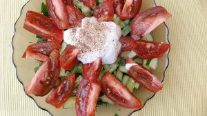 Салат с огурцами и коричневыми помидорами