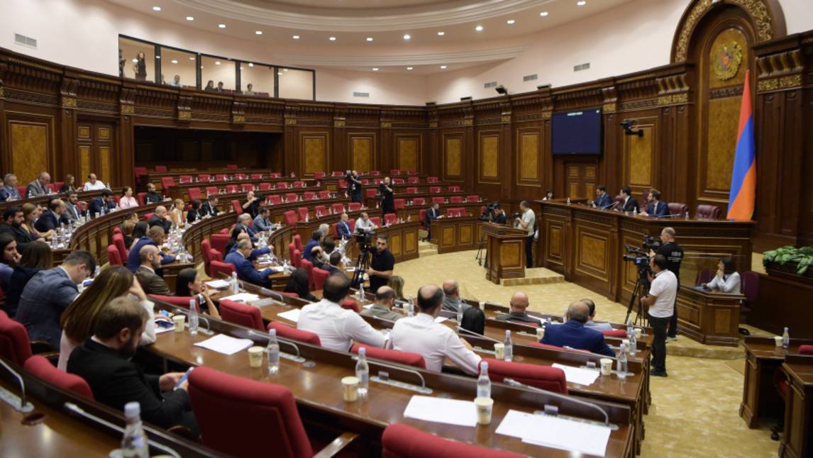 Продолжение конфликта с церковью и драка: о противостоянии Пашиняна и оппозиции