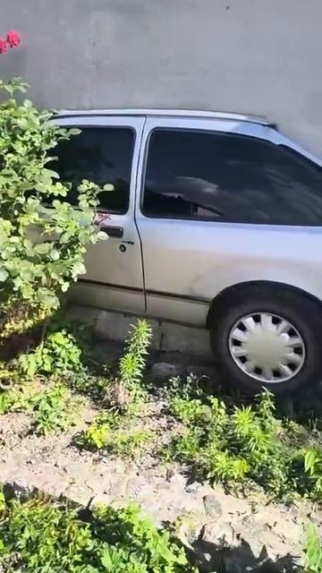 Машину вмонтировали в забор в Запорожье смотреть онлайн