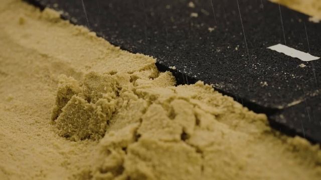 Игрушечная пожарная машина спасает горящий мусоровоз  Экскаватор строит дорогу  Веселые игрушки