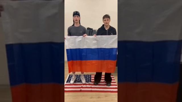 Зумеры устроили фотосессию с флагом США возле здания ФСБ в Питере