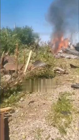 Учебный самолёт упал на жилой участок в Казани.