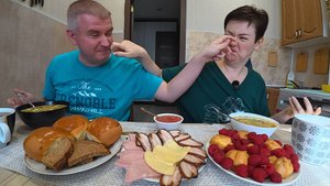 Мукбанг в нашей СЕМЬЕ клювом не щёлкай! Вот такая ЛЮБОВЬ у нас) ЖАРИШКА пришла наконец Семейный обед